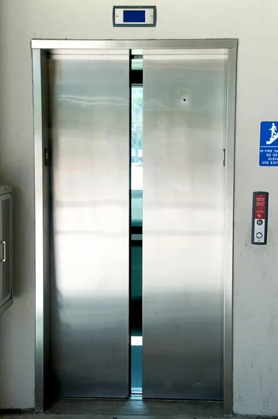 Serviço de montagem de elevadores